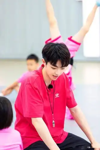 陈立农《小巨人运动会》全新剧照 今天是冒出粉红泡泡的农农哥哥