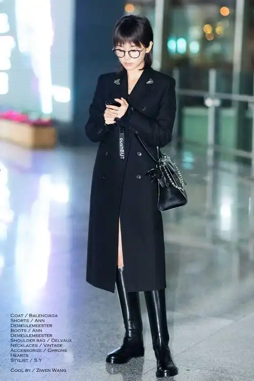 王子文又现"简约式"穿搭,黑色大衣配中筒靴,高级大气又显气质