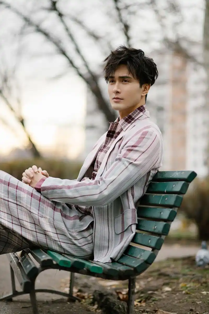 高伟光演绎"侧颜杀",条纹西装凸显大方