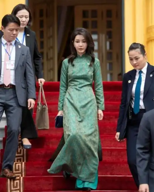 硅胶脸又"立功"!韩总统老婆火到越南 满脸塑料风已成大韩标志