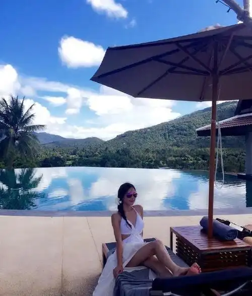 马景涛前妻吴佳尼豪华游艇炫身材,大胆挑战吊带泳衣,大长腿亮了