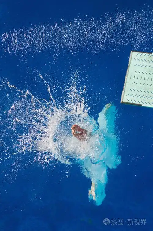 跳水运动员入水后的向后跳水