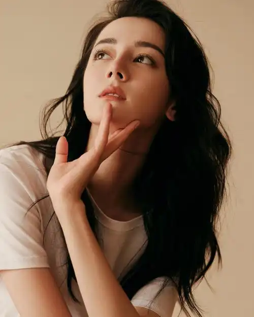 舒适安全的氛围中,自然随性的做自己就是最美的迪丽热巴