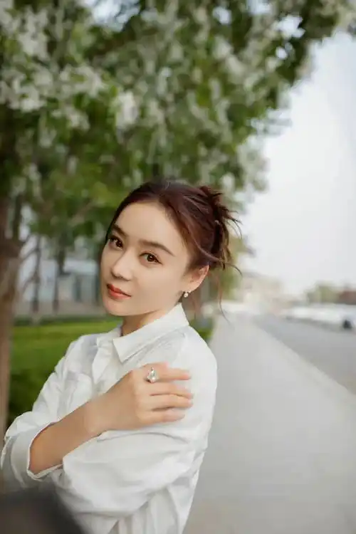 袁姗姗出生于湖北省襄阳市,后来考入北京电影学院,学习表演,与杨幂