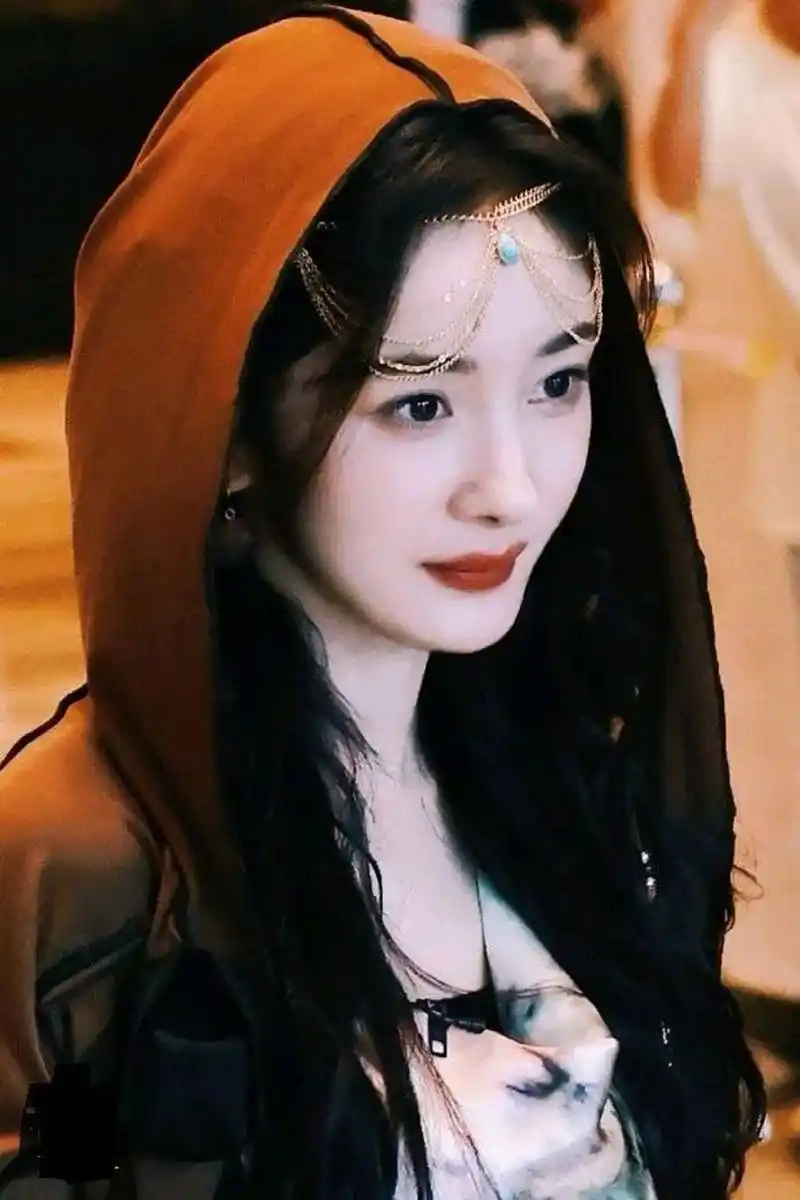 杨幂近照:异域妆扮风情满满,简直美得让人窒息  好久不见的杨幂今日