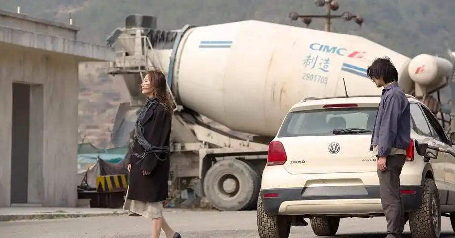 《后会无期》再曝新照 陈柏霖王珞丹眼神复杂