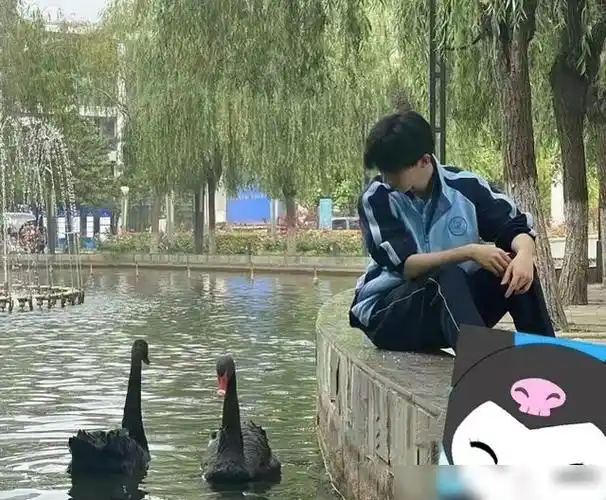 有一种"整容"叫马嘉祺回学校,穿国产校服素面朝天,差点没认出