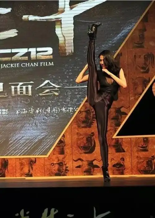 看女神们的一字马杨幂大气,迪丽热巴可爱,杨颖却有些尴尬