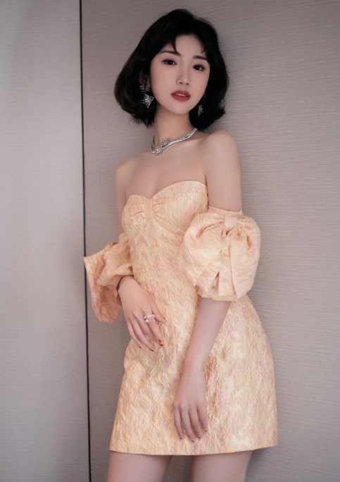 毛晓彤穿例假裙活动露面全身仅有一层纱普通人谁敢尝试