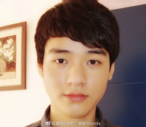 最近看剧想入坑搜了素人时期照片看觉得和现在还挺像就是胖[13]收藏该