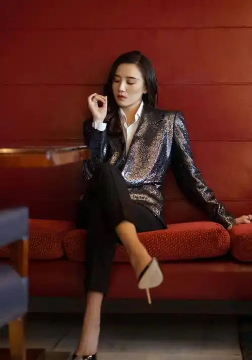 42岁的宋佳怎么越来越漂亮了,西装衬衫也能美得惊人,像红酒一样迷人_