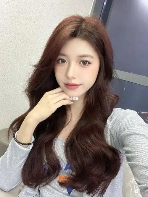 换新发型啦颜色是粉棕