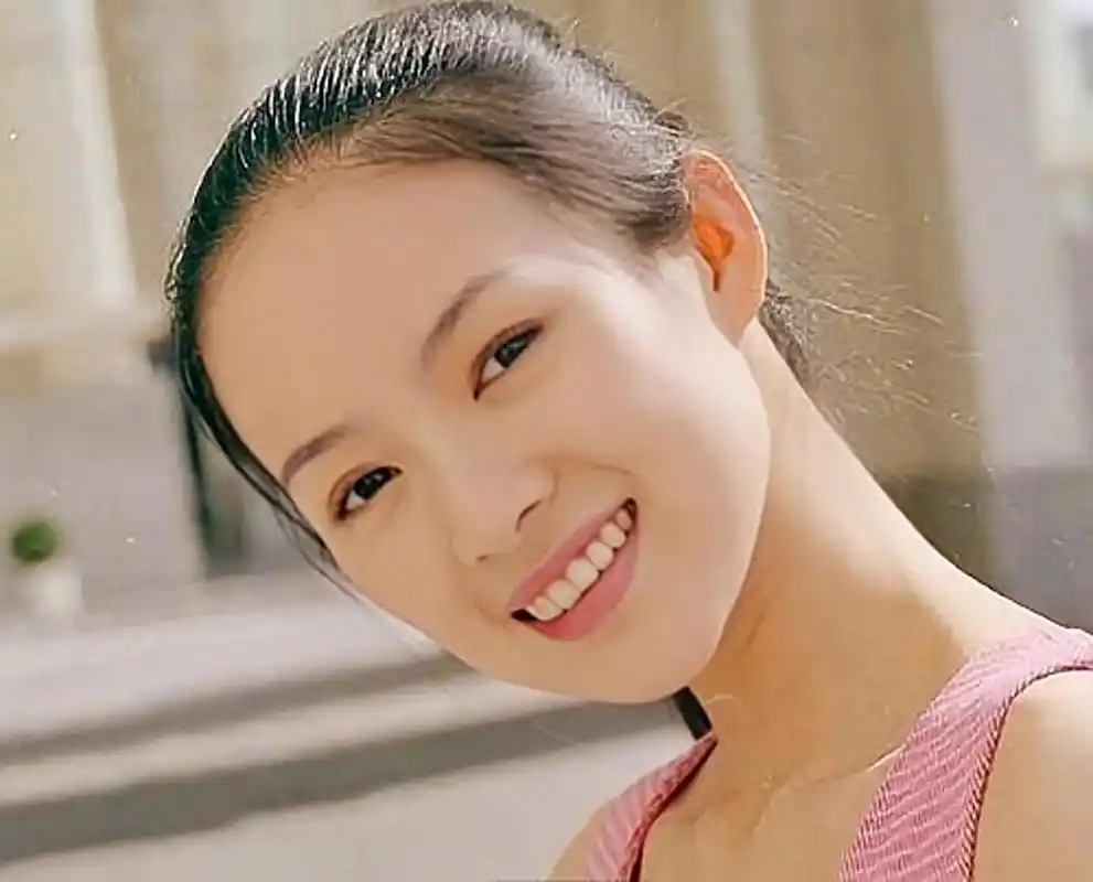 章子怡旧照,眉清目秀气质清纯,笑容甜美,最后一张更是美到极致