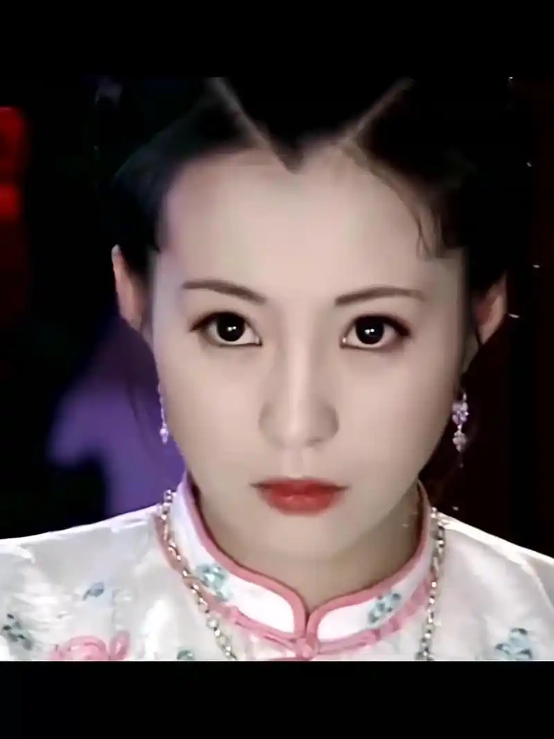 年轻时的郝蕾真是惊为天人的美,灵动又典雅,一颦一蹙都好让人着迷