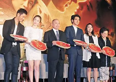 宋慧乔,金城武,吴飞霞出席与会,吴宇森妻子牛春龙(右)送上的红龟粿,盼