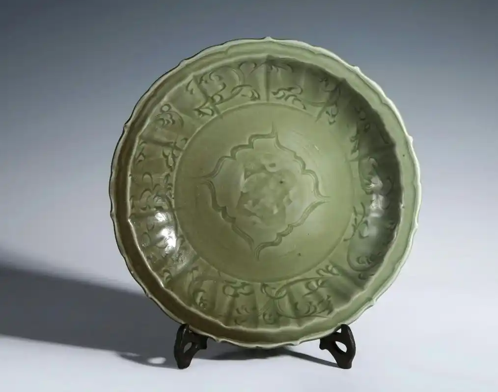瓷器鉴赏#  此件明·龙泉窑青釉刻花葵口盘,器型硕大,敞口,弧壁,口
