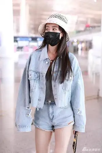 组图:袁冰妍牛仔look清凉过夏天 穿热裤秀美腿白到发光