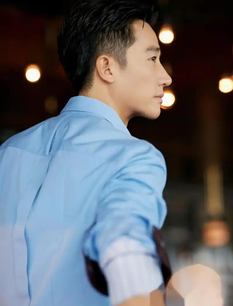 黄轩的微博 亮相品牌活动,身着蓝色衬衫内搭条纹高领衫,简约干练散发