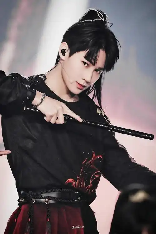 夏日少年派上线,帅气体委张真源,自信阳光好少年.