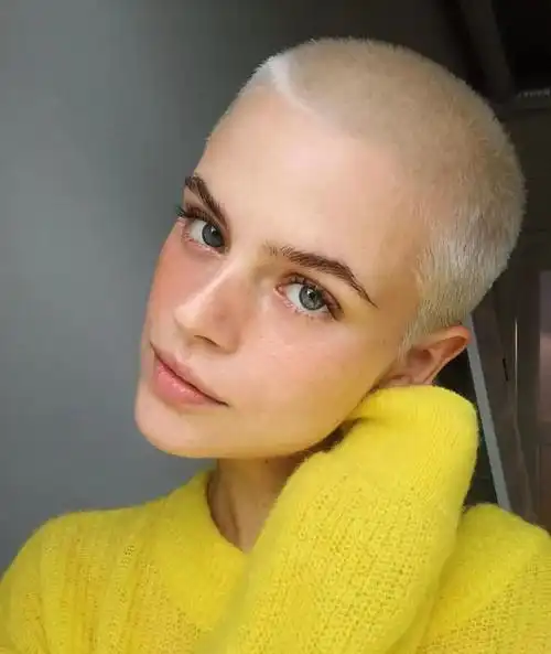 壁纸丨这个平头女孩的五官也太精致了吧!