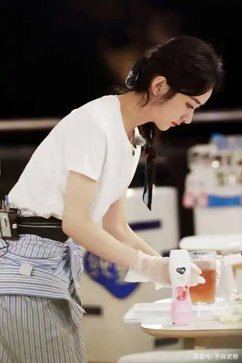 冯绍峰跟妻子赵丽颖比起来,是不是像两代人一样?