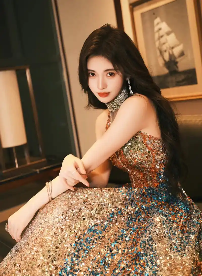 鞠婧祎太美了吧 鞠婧祎东方风云榜红毯造型 一袭溢彩礼裙梦幻甜美优雅