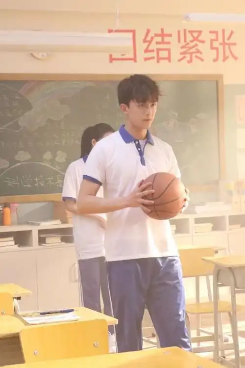 吴磊弟弟真的长大了他上综艺吊威亚瞬间尴尬了