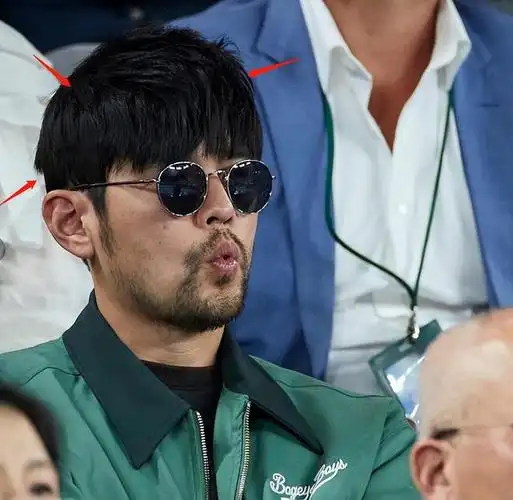 周杰伦昆凌现身澳网男方戴假发抢镜女方穿万元毛衫素颜显脸肿