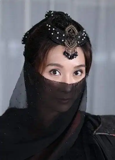 女星穿黑衣古装蒙面,蒋欣像个侠客,赵丽颖又美又神秘!
