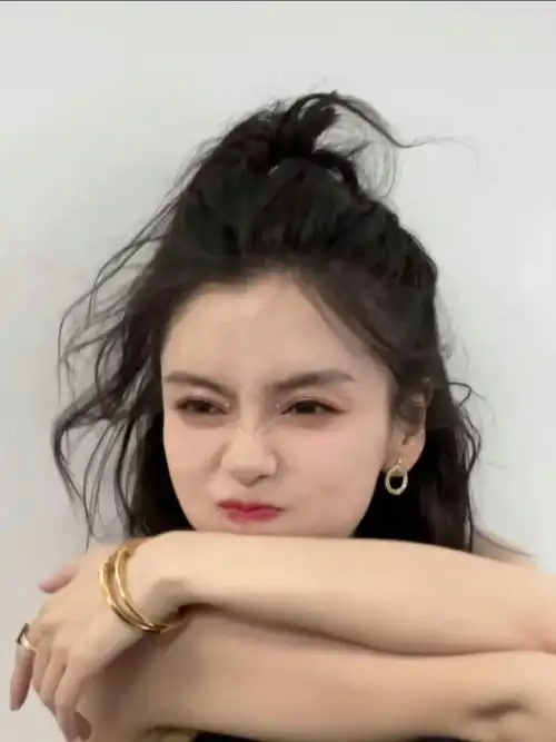 搞怪嘟嘴表情可爱无比杨颖怎么这么好看啊,不管做什么表情都超级美腻