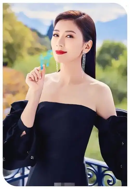 46岁贾静雯出席活动显疲惫 眼神黯淡无笑容 吊带裙穿出好身材