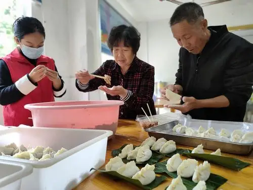 "情系老人 感恩有你"主题活动来到牙城镇敬老院包饺子,吃饺子啦!