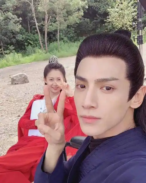 罗云熙携手陈钰琪,颜值演技双双在线,《月上重火》不火也难_江湖_剧中