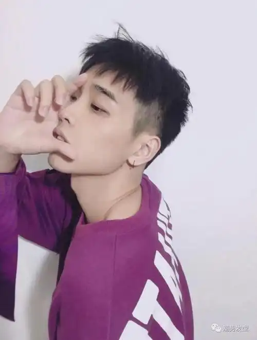 把两边的头发铲得干干净净,上面的头发及刘海保留一定的长度,然后再