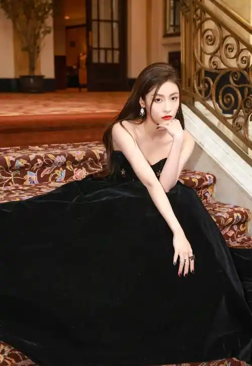 孙芮穿黑色抹胸长裙御姐气场全开,身材火辣性感 美艳优雅又高贵