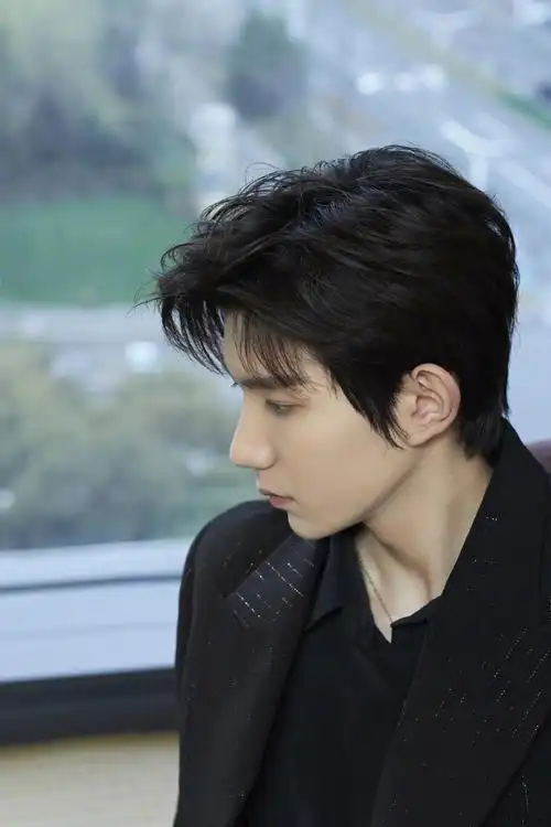 王源穿着azzaro 2021春夏高定礼服,暗纹金线的低调奢华质感