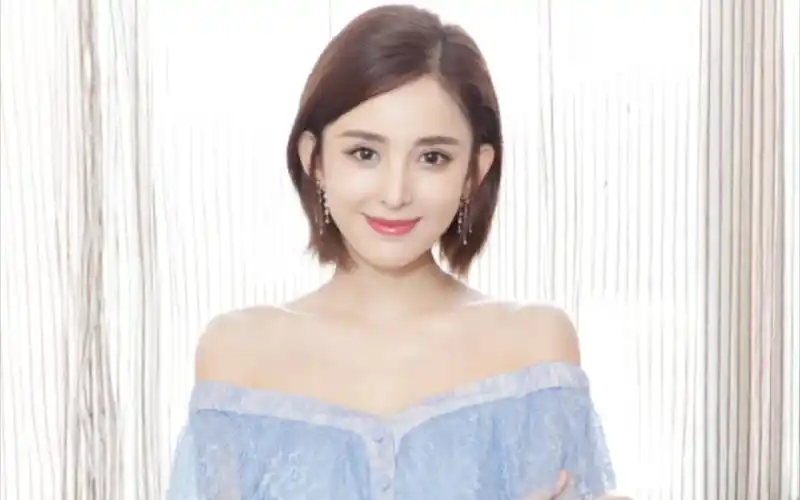 古力娜扎清纯短发淡蓝蕾丝裙