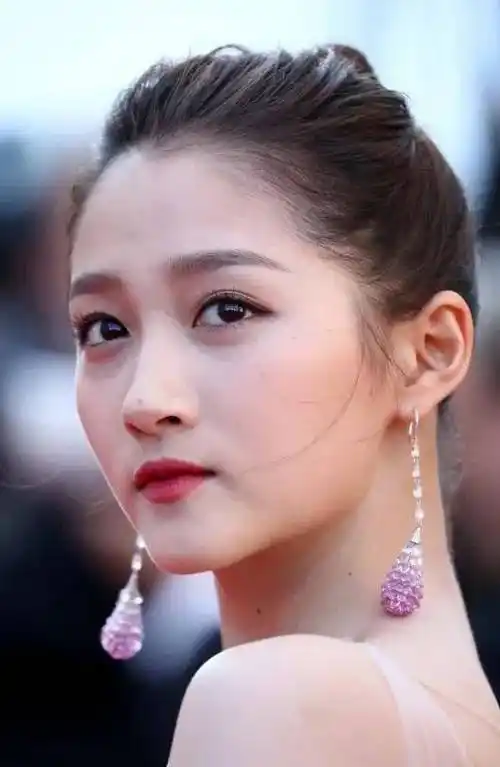 关晓彤身着浴袍现身巴黎时装周_脖子_不知道_同感