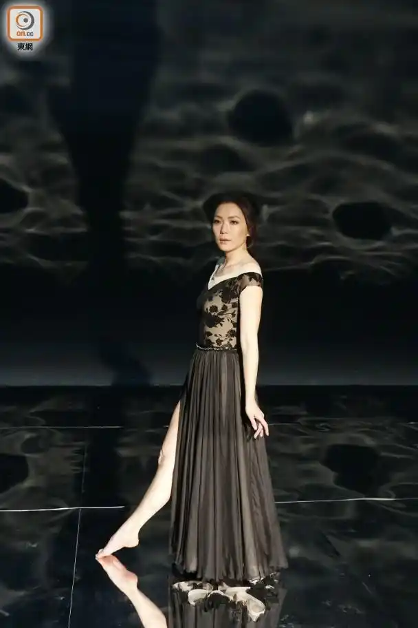 组图:田蕊妮拍mv起舞裙子掀起 露长腿超吸睛