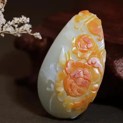 和田玉(白玉-青白)独籽挂件-- 花开富贵 38.6g