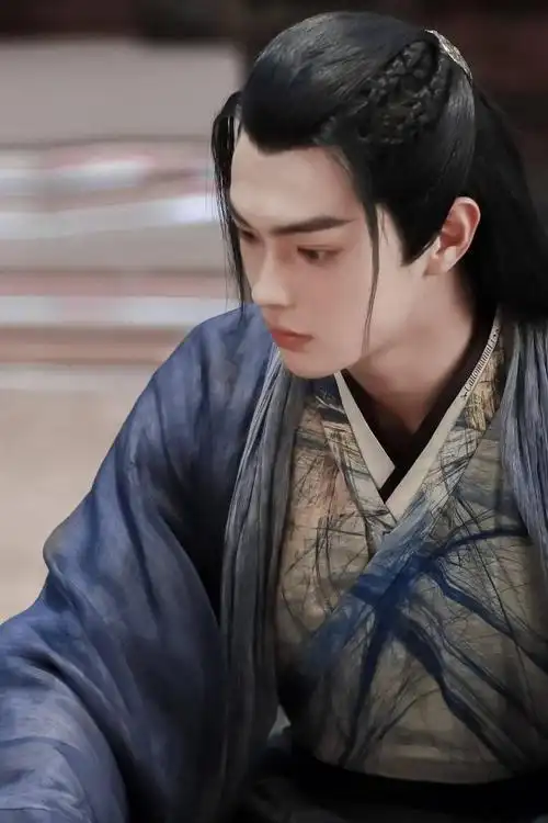 《凤囚凰》开机,他在剧中饰演沈遇一角;同年6月,许凯首次以清宫造型