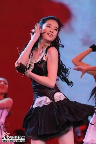 图文:金鹰节开幕式晚会--刘亦菲展示性感舞姿