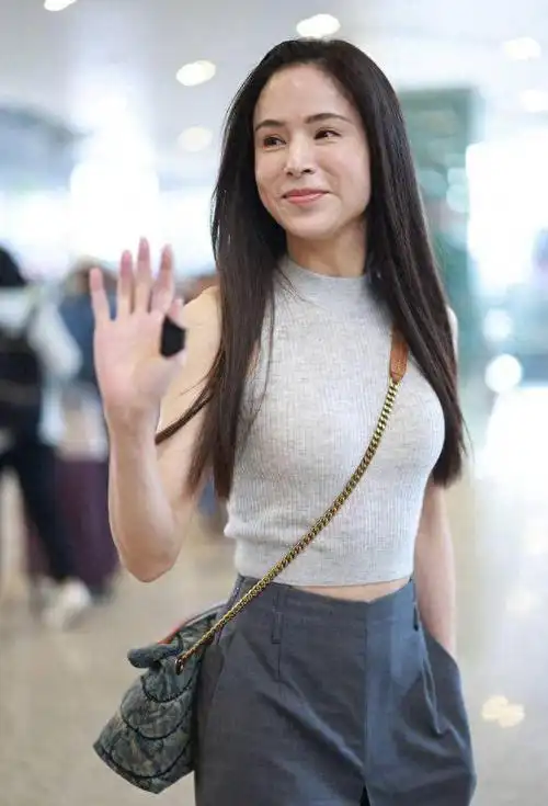 李若彤的冻龄神话素颜现身机场57岁状态令人惊艳
