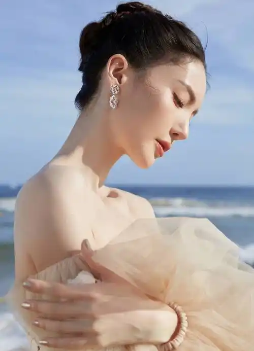 金晨穿抹胸纱裙秀修长肩颈线 皮肤白皙美到发光