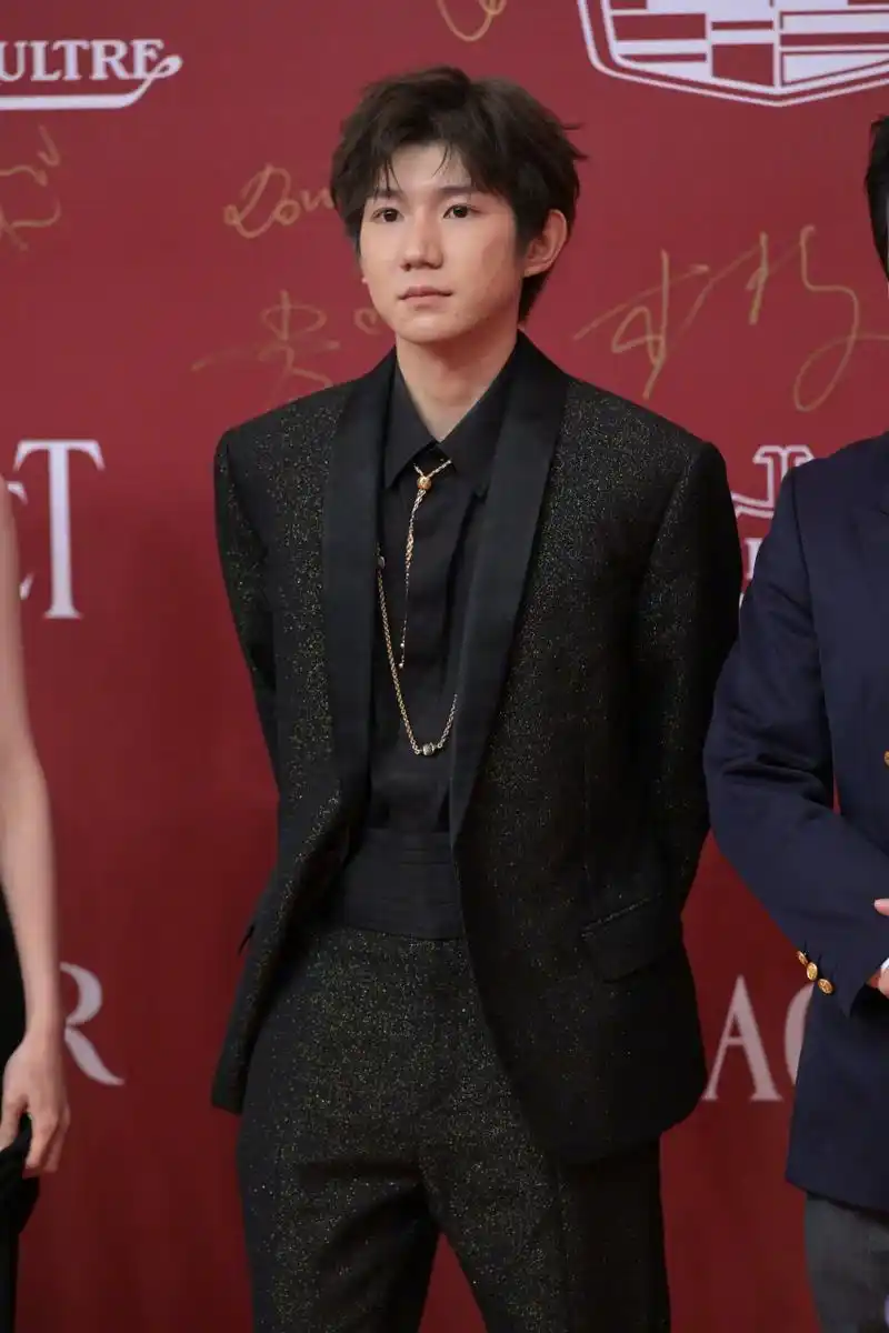 王源皮肤一直都挺差的感觉,虽然化了妆,但还是遮不住脸上的坑洼不平[