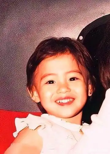儿童节张柏芝晒童年照片,近日深陷舆论漩涡,被向太狠批说谎成瘾