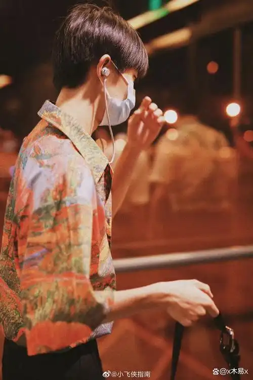 马嘉祺花衬衫身材棒棒滴