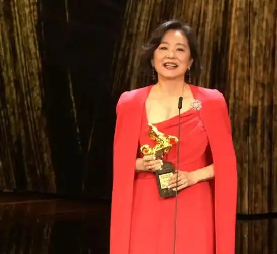 69岁林青霞获金马奖终身成就奖,网友说实至名归|影后|电影|秦祥林