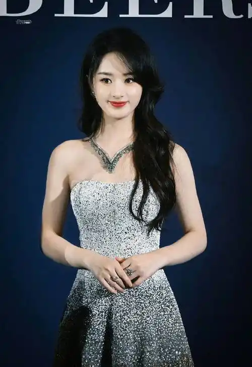 赵丽颖穿银色闪光抹胸裙长发微卷气质典雅似千金