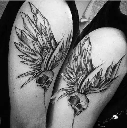 带着翅膀的个性骷髅大臂情侣纹身图案